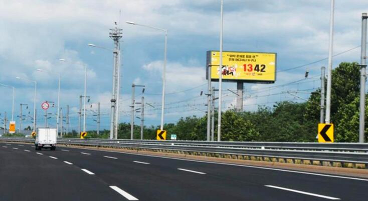 機(jī)場(chǎng)高速大牌廣告